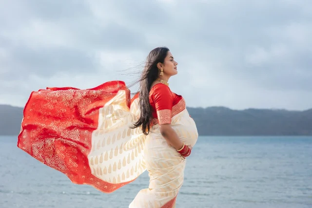 ❤️🤰🏽 
Photography by @infocus_dk 
Saree and Saree blouse from @varnakavi_textiles 
Accessories from @juwelbox @dreamycollection_dk and @varnakavi_textiles 
❤️
#pregnancy #life #love #beauty #grateful #blessed #photography #photoshoot #pregnancyphotoshoot #maternity #maternityphotosession