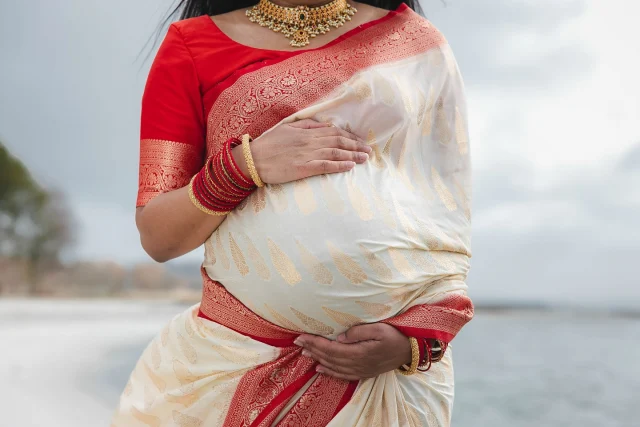 ❤️🤰🏽 
Photography by @infocus_dk 
Saree and Saree blouse from @varnakavi_textiles 
Accessories from @juwelbox @dreamycollection_dk and @varnakavi_textiles 
❤️
#pregnancy #life #love #beauty #grateful #blessed #photography #photoshoot #pregnancyphotoshoot #maternity #maternityphotosession