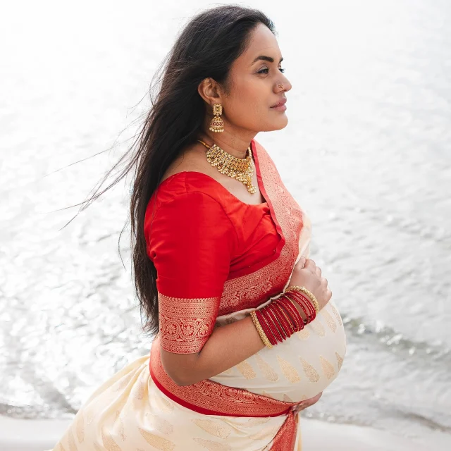 ❤️🤰🏽 
Photography by @infocus_dk 
Saree and Saree blouse from @varnakavi_textiles 
Accessories from @juwelbox @dreamycollection_dk and @varnakavi_textiles 
❤️
#pregnancy #life #love #beauty #grateful #blessed #photography #photoshoot #pregnancyphotoshoot #maternity #maternityphotosession